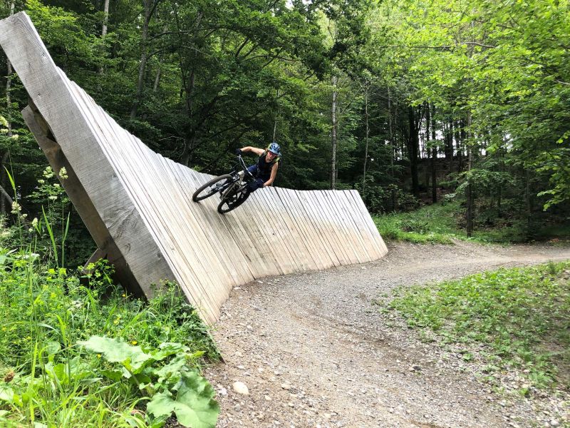 Teilnehmer übt Kurventechnik im Anlieger